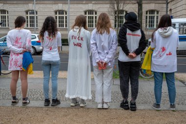 Berlin, Almanya - 21 Nisan 2022: Berlin 'de Federal Ekonomik İşler ve İklim Eylemi Bakanlığı önünde savaşta cinsel şiddete karşı savaş karşıtı protesto