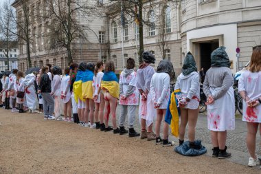 Berlin, Almanya - 21 Nisan 2022: Berlin 'de Federal Ekonomik İşler ve İklim Eylemi Bakanlığı önünde savaşta cinsel şiddete karşı savaş karşıtı protesto