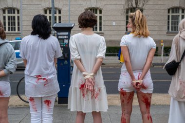 Berlin, Almanya - 21 Nisan 2022: Berlin 'de Federal Ekonomik İşler ve İklim Eylemi Bakanlığı önünde savaşta cinsel şiddete karşı savaş karşıtı protesto