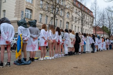 Berlin, Almanya - 21 Nisan 2022: Berlin 'de Federal Ekonomik İşler ve İklim Eylemi Bakanlığı önünde savaşta cinsel şiddete karşı savaş karşıtı protesto