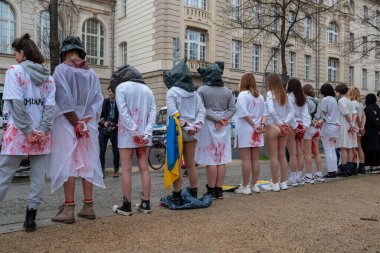 Berlin, Almanya - 21 Nisan 2022: Berlin 'de Federal Ekonomik İşler ve İklim Eylemi Bakanlığı önünde savaşta cinsel şiddete karşı savaş karşıtı protesto