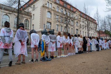 Berlin, Almanya - 21 Nisan 2022: Berlin 'de Federal Ekonomik İşler ve İklim Eylemi Bakanlığı önünde savaşta cinsel şiddete karşı savaş karşıtı protesto
