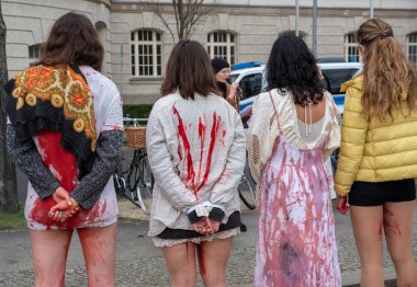 Berlin, Almanya - 21 Nisan 2022: Berlin 'de Federal Ekonomik İşler ve İklim Eylemi Bakanlığı önünde savaşta cinsel şiddete karşı savaş karşıtı protesto