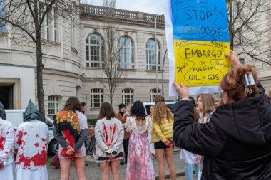 Berlin, Almanya - 21 Nisan 2022: Berlin 'de Federal Ekonomik İşler ve İklim Eylemi Bakanlığı önünde savaşta cinsel şiddete karşı savaş karşıtı protesto