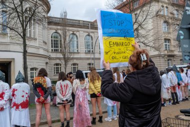 Berlin, Almanya - 21 Nisan 2022: Berlin 'de Federal Ekonomik İşler ve İklim Eylemi Bakanlığı önünde savaşta cinsel şiddete karşı savaş karşıtı protesto