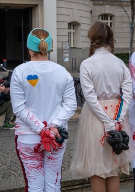 Berlin, Almanya - 21 Nisan 2022: Berlin 'de Federal Ekonomik İşler ve İklim Eylemi Bakanlığı önünde savaşta cinsel şiddete karşı savaş karşıtı protesto