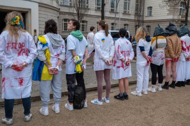 Berlin, Almanya - 21 Nisan 2022: Berlin 'de Federal Ekonomik İşler ve İklim Eylemi Bakanlığı önünde savaşta cinsel şiddete karşı savaş karşıtı protesto