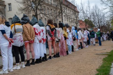 Berlin, Almanya - 21 Nisan 2022: Berlin 'de Federal Ekonomik İşler ve İklim Eylemi Bakanlığı önünde savaşta cinsel şiddete karşı savaş karşıtı protesto
