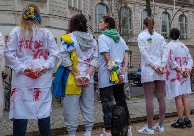 Berlin, Almanya - 21 Nisan 2022: Berlin 'de Federal Ekonomik İşler ve İklim Eylemi Bakanlığı önünde savaşta cinsel şiddete karşı savaş karşıtı protesto