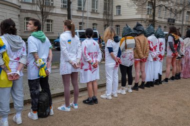 Berlin, Almanya - 21 Nisan 2022: Berlin 'de Federal Ekonomik İşler ve İklim Eylemi Bakanlığı önünde savaşta cinsel şiddete karşı savaş karşıtı protesto