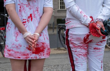 Berlin, Almanya - 21 Nisan 2022: Berlin 'de Federal Ekonomik İşler ve İklim Eylemi Bakanlığı önünde savaşta cinsel şiddete karşı savaş karşıtı protesto