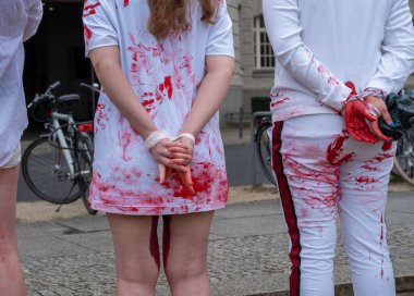 Berlin, Almanya - 21 Nisan 2022: Berlin 'de Federal Ekonomik İşler ve İklim Eylemi Bakanlığı önünde savaşta cinsel şiddete karşı savaş karşıtı protesto