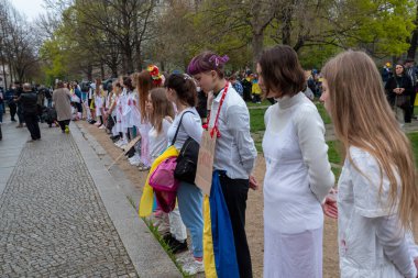 Berlin, Almanya - 21 Nisan 2022: Berlin 'de Federal Ekonomik İşler ve İklim Eylemi Bakanlığı önünde savaşta cinsel şiddete karşı savaş karşıtı protesto