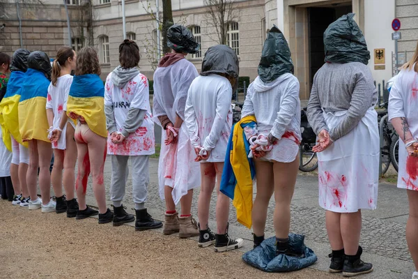 Berlin, Almanya - 21 Nisan 2022: Berlin 'de Federal Ekonomik İşler ve İklim Eylemi Bakanlığı önünde savaşta cinsel şiddete karşı savaş karşıtı protesto