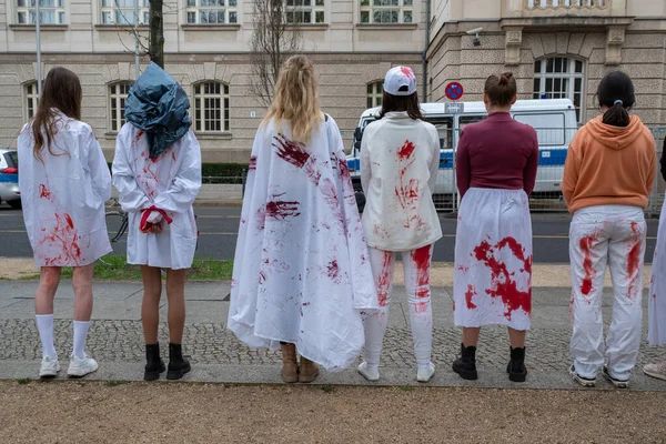 Berlin, Almanya - 21 Nisan 2022: Berlin 'de Federal Ekonomik İşler ve İklim Eylemi Bakanlığı önünde savaşta cinsel şiddete karşı savaş karşıtı protesto