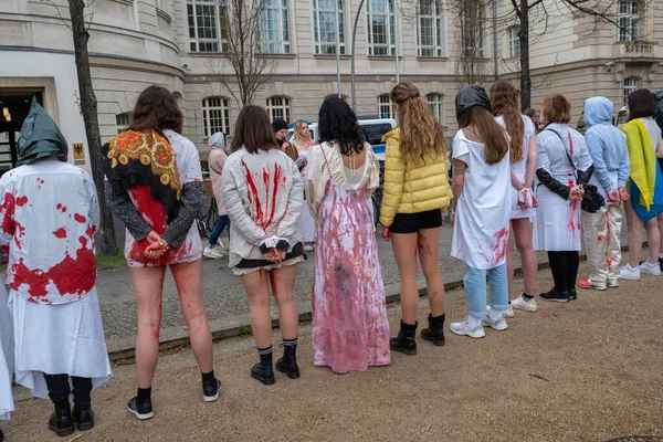 Berlin, Almanya - 21 Nisan 2022: Berlin 'de Federal Ekonomik İşler ve İklim Eylemi Bakanlığı önünde savaşta cinsel şiddete karşı savaş karşıtı protesto