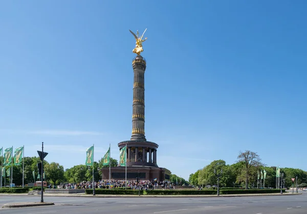 ベルリン ドイツ 2022 ヨーロッパの日の勝利 ウクライナへのロシアの侵攻に対する勝利の柱記念碑近くの反戦抗議 ドイツ ベルリン — ストック写真