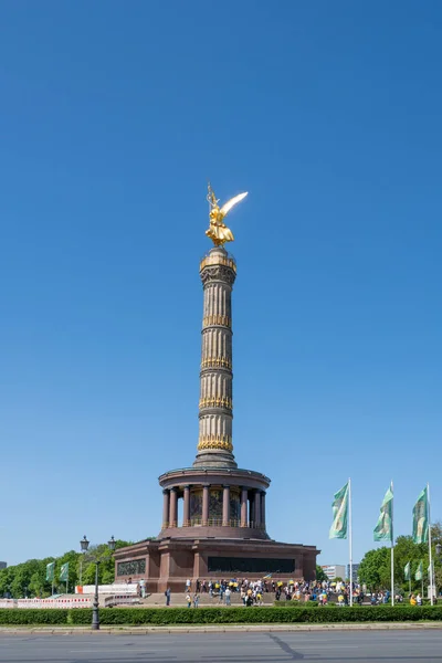 ベルリン ドイツ 2022 ヨーロッパの日の勝利 ウクライナへのロシアの侵攻に対する勝利の柱記念碑近くの反戦抗議 ドイツ ベルリン — ストック写真