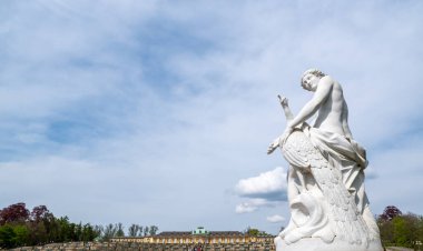Potsdam, Almanya - 30.04.2022: Potsdam, Almanya 'daki Sanssouci sarayının bahçesinde heykel