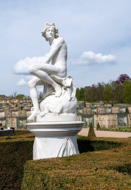 Potsdam, Almanya - 30.04.2022: Potsdam, Almanya 'daki Sanssouci sarayının bahçesinde heykel