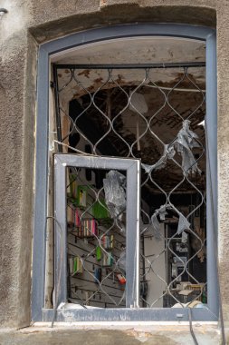 Kharkiv, Ukrayna - 14 Mayıs 2022: Rusya 'nın Harkiv şehrine düzenlediği hava saldırılarının sonucu olarak yıkılan bina. Rusya 'nın Ukrayna' ya karşı savaşı.