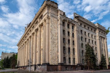 Kharkiv, Ukrayna - 14 Mayıs 2022: Rus hava saldırılarının sonucu olarak Harkiv Oblastı Konseyi 'nin yıkılması. Rusya 'nın Ukrayna' ya karşı savaşı.