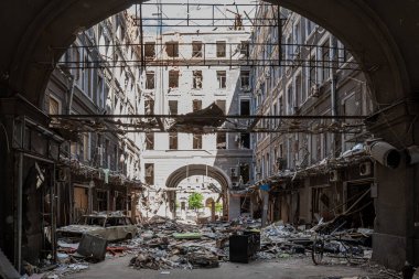 Kharkiv, Ukrayna - 16 Mayıs 2022: Rusya 'nın Harkiv' deki füze saldırısı sonucu İşçi Sarayı 'nın yıkılması. Rusya 'nın Ukrayna' ya karşı savaşı.