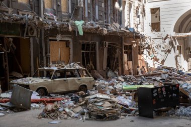 Kharkiv, Ukrayna - 16 Mayıs 2022: Rusya 'nın Harkiv' deki füze saldırısı sonucu İşçi Sarayı 'nın yıkılması. Rusya 'nın Ukrayna' ya karşı savaşı.