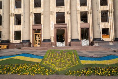 Kharkiv, Ukrayna - 14 Mayıs 2022: Rus hava saldırılarının sonucu olarak Harkiv Oblastı Konseyi 'nin yıkılması. Rusya 'nın Ukrayna' ya karşı savaşı.