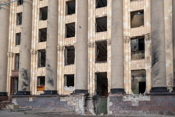 ウクライナのハリコフ 2022年5月14日 ロシアの空爆の結果としてハリコフ国務院の破壊された建物 ウクライナに対するロシアの戦争 — ストック写真