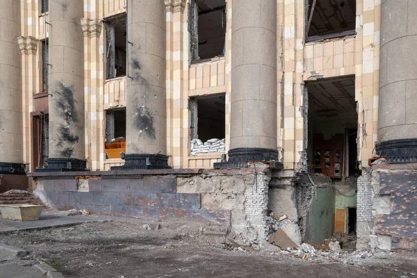 ウクライナのハリコフ 2022年5月14日 ロシアの空爆の結果としてハリコフ国務院の破壊された建物 ウクライナに対するロシアの戦争 — ストック写真
