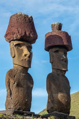 Ahu Nao-Nao Moais heykelleri Anakena sahilinde Paskalya Adası, Rapa Nui Ulusal Parkı, Şili