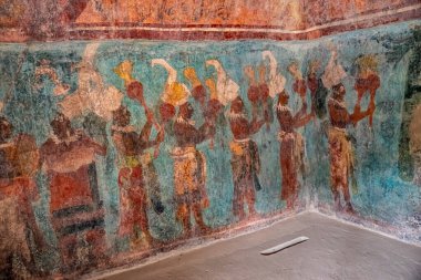Bonampak, Chiapas, Meksika 21 Aralık 2019: Bonampak Tapınağı 'ndaki antik duvar resimleri, klasik Maya döneminden. Tablolar Maya yaşamının hikayesini gösteriyor..