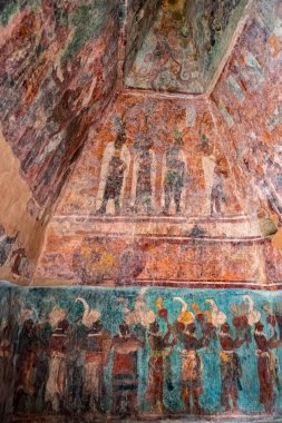 Bonampak, Chiapas, Meksika 21 Aralık 2019: Bonampak Tapınağı 'ndaki antik duvar resimleri, klasik Maya döneminden. Tablolar Maya yaşamının hikayesini gösteriyor..