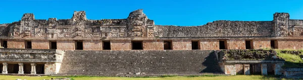超常現象の遺跡 古代マヤ都市 メキシコの古代マヤの都市ウクサマルの遺跡にあるヌンの四角形の建物複合体の石の玉座 パノラマビュー — ストック写真