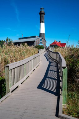 Fire Island Deniz Feneri, Güney Suffolk County, New York 'taki Great South Bay' de görünür bir simgedir. Birleşik Devletler