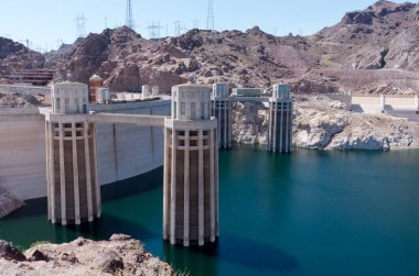 Nevada Eyaleti ve Arizona arasındaki sınırda Colorado Nehri kara kanyonda Hoover Barajı. ABD