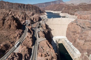 Nevada Eyaleti ve Arizona arasındaki sınırda Colorado Nehri kara kanyonda Hoover Barajı. ABD
