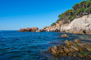 Palamos, Costa Brava, Girona 'daki Cala Estreta plajı manzarası, Katalonya, İspanya.