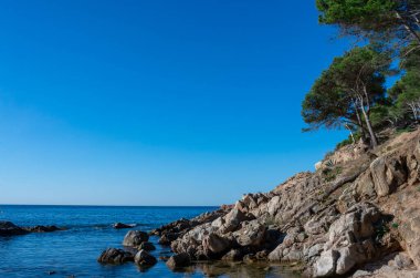 Palamos, Costa Brava, Girona 'daki Cala Estreta plajı manzarası, Katalonya, İspanya.