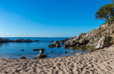 Palamos, Costa Brava, Girona 'daki Cala Estreta plajı manzarası, Katalonya, İspanya.