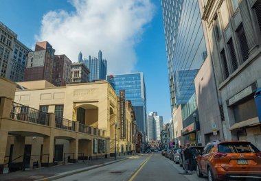 Pittsburgh, Pennsylvania, ABD - 25 Kasım 2018 Pittsburgh şehir merkezinde sokak.