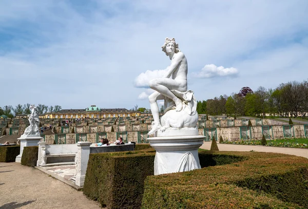 Potsdam, Almanya - 30.04.2022: Potsdam, Almanya 'daki Sanssouci sarayının bahçesinde heykel