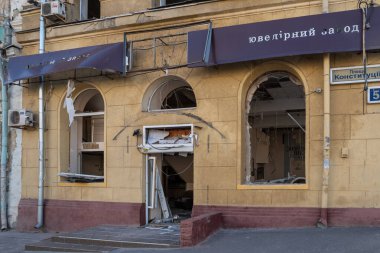 Kharkiv, Ukrayna - 16 Mayıs 2022: Rusya 'nın Harkiv şehrine yaptığı hava saldırılarının sonucu olarak şehir merkezindeki tarihi bina yıkıldı. Rusya 'nın Ukrayna' ya karşı savaşı.