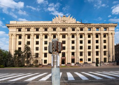 Kharkiv, Ukrayna - 14 Mayıs 2022: Rus hava saldırılarının sonucu olarak Harkiv Oblastı Konseyi 'nin yıkılması. Rusya 'nın Ukrayna' ya karşı savaşı.