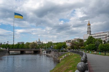 Kharkiv, Ukrayna - Mayıs 2022: Kent merkezindeki Lopan Nehri 'nin Kharkiv seti.