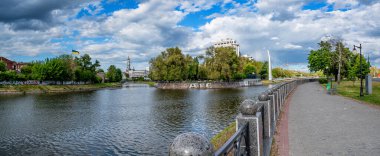 Kharkiv, Ukrayna - Mayıs 2022: Kent merkezindeki Lopan Nehri 'nin Kharkiv seti. Panoramik görünüm