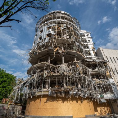 Kharkiv, Ukrayna - 14 Mayıs 2022: Rusya 'nın Harkiv şehrine düzenlediği hava saldırılarının sonucu olarak yıkılan bina. Rusya 'nın Ukrayna' ya karşı savaşı.