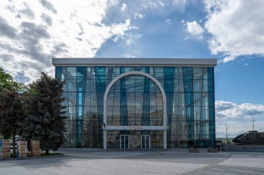 Kharkiv, Ukrayna - 14 Mayıs 2022: Ukrayna 'nın Kharkiv kentindeki Anayasa Meydanı' nda tarihi müze. 2022 ilkbaharında. Boş savaş şehri