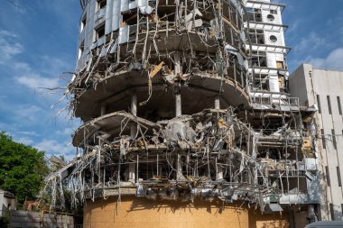 Kharkiv, Ukrayna - 14 Mayıs 2022: Rusya 'nın Harkiv şehrine düzenlediği hava saldırılarının sonucu olarak yıkılan bina. Rusya 'nın Ukrayna' ya karşı savaşı.